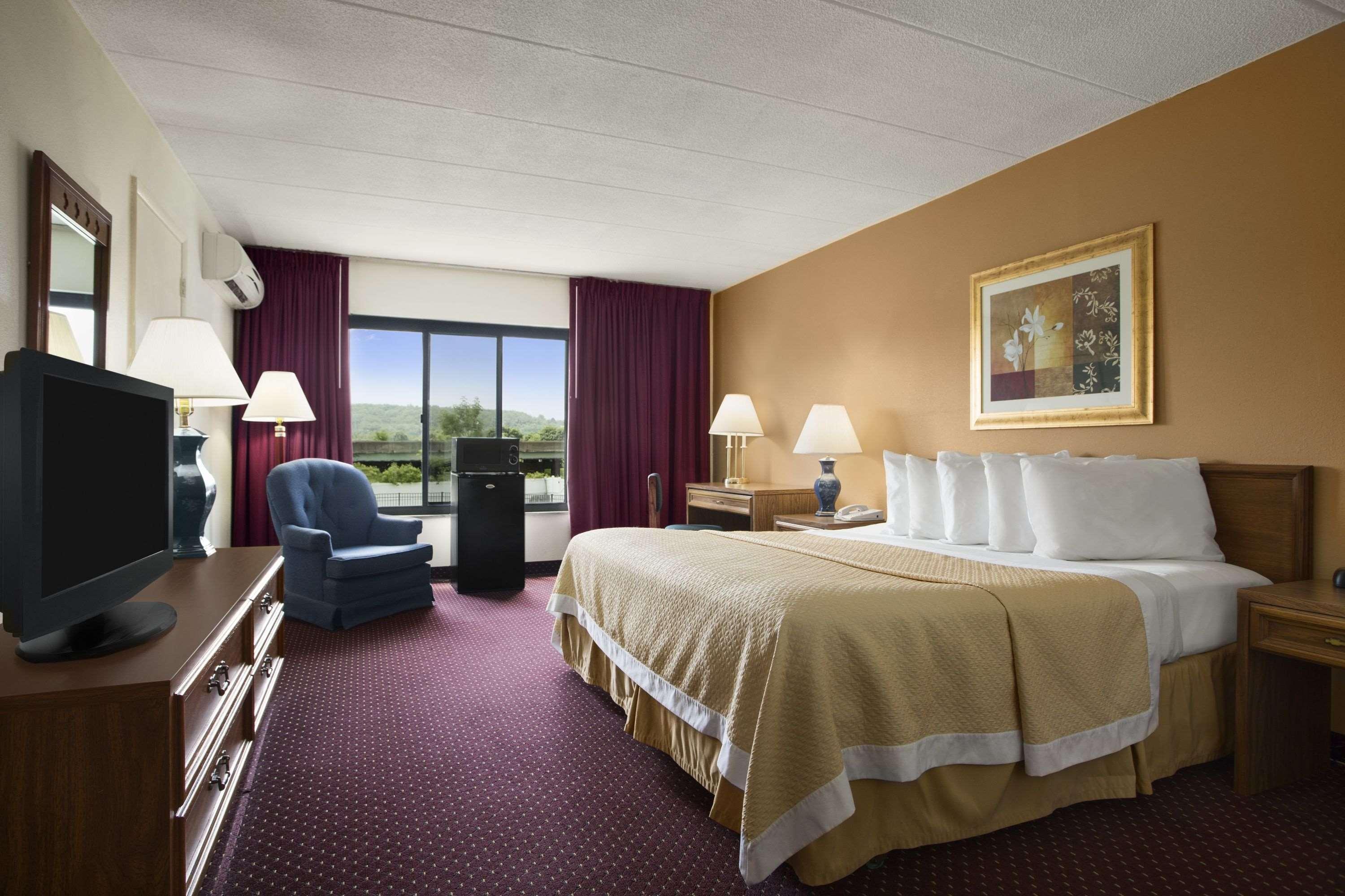 Hotel Ramadaby Wyndham Pittsburgh-New Stanton Exterior foto